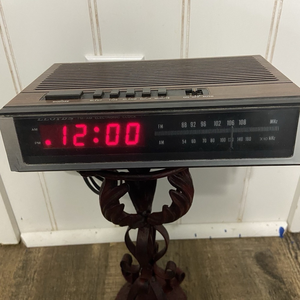 Lloyd's FM-AM Digital Alarm‎ Clock Woodgrain Vintage Retro Red LED Tested Works